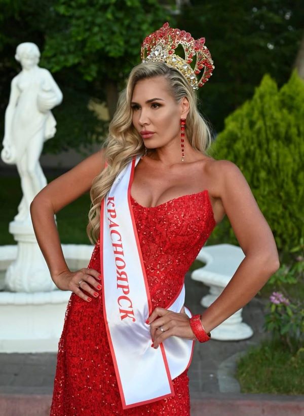 Mrs.-Supranational-2025-1-LN.jpg 300x400