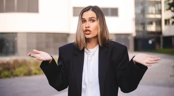 jenshchina-v-gneve-5-LN++ 300x400