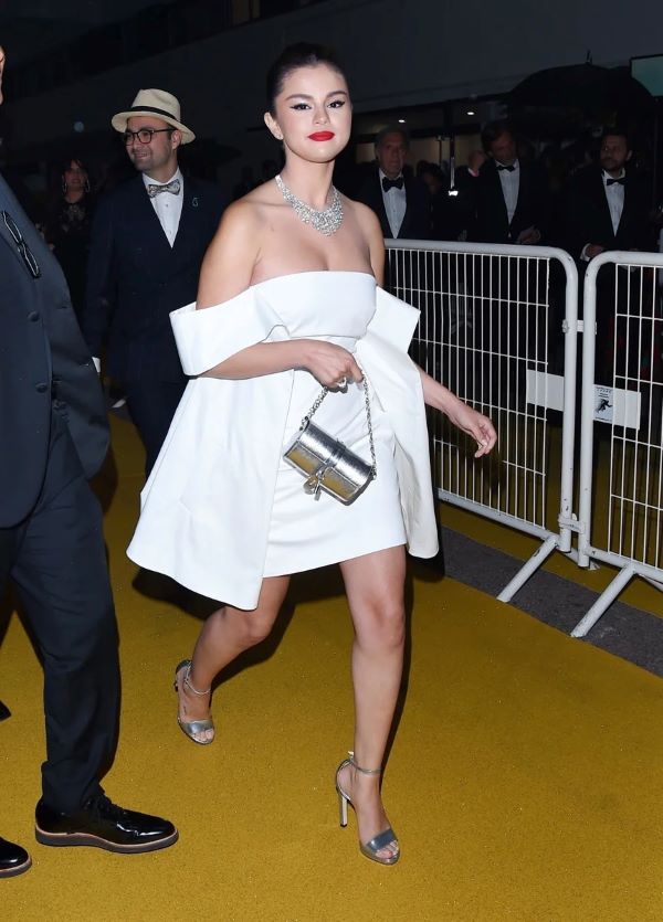 selena-gomes-5-LN.jpg 300x400