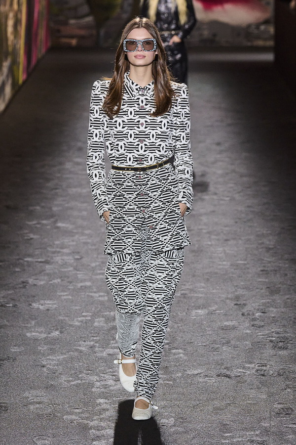Paris-Fashion-Week-012-LN.jpg 600x400