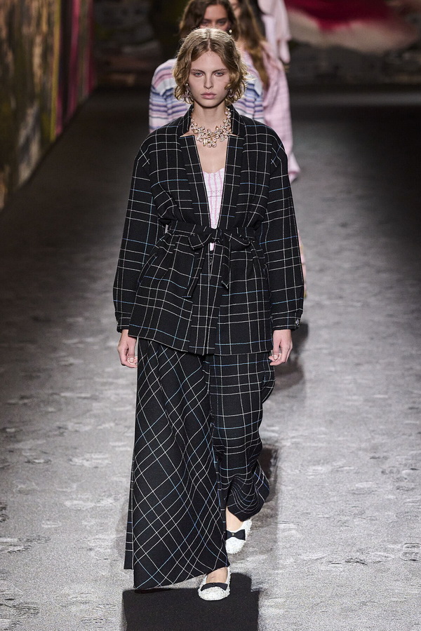 Paris-Fashion-Week-02-LN.jpg 600x400