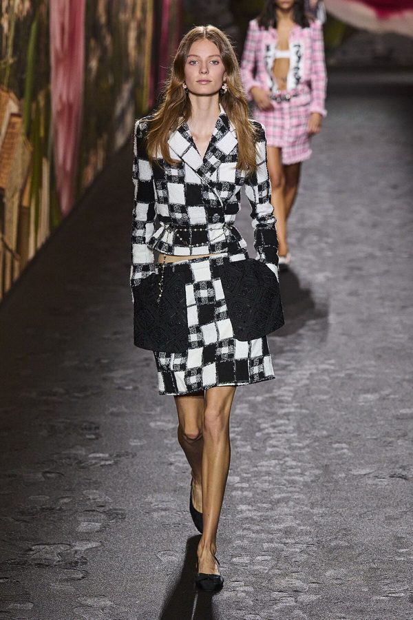 Paris-Fashion-Week-07-LN.jpg 600x400