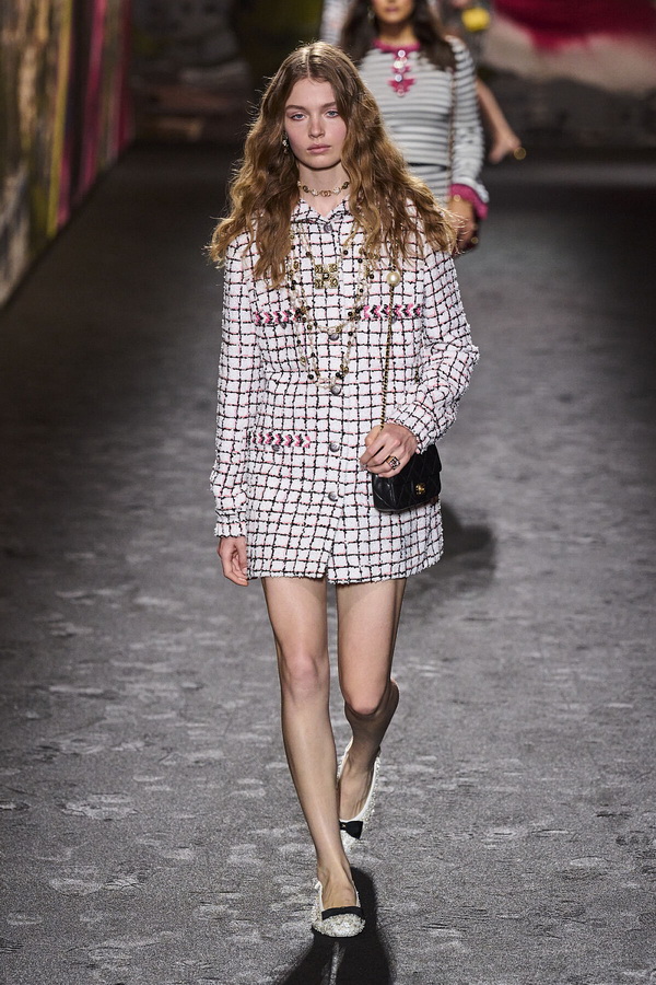 Paris-Fashion-Week-08-LN.jpg 600x400